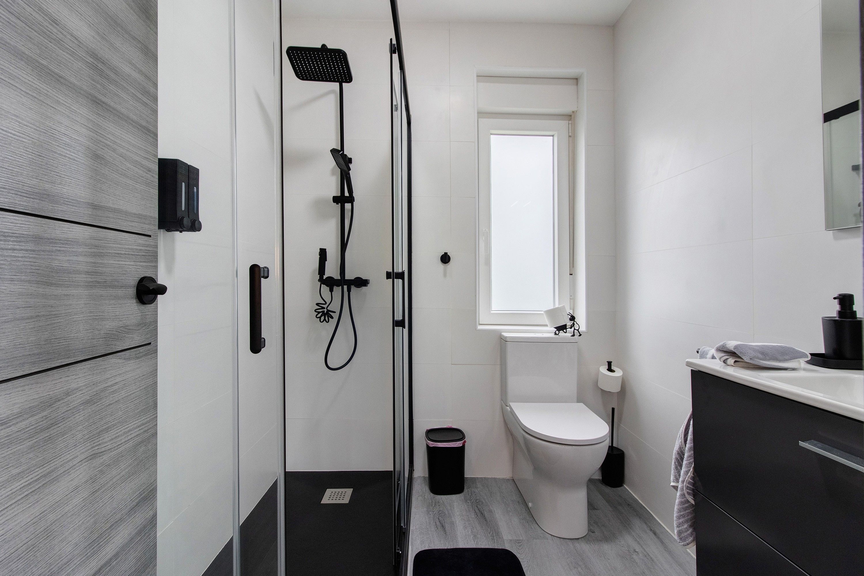 Ein modernes Badezimmer mit Dusche, Toilette und Waschbecken.