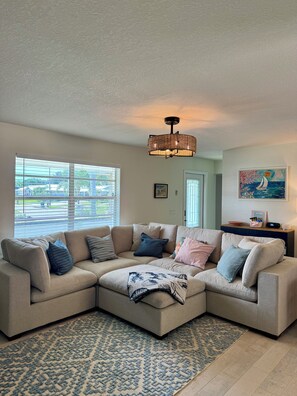 Living area - Family Friendly Home • Private Heated Pool • Near Beaches • Quiet Neighborhood (Melbourne)