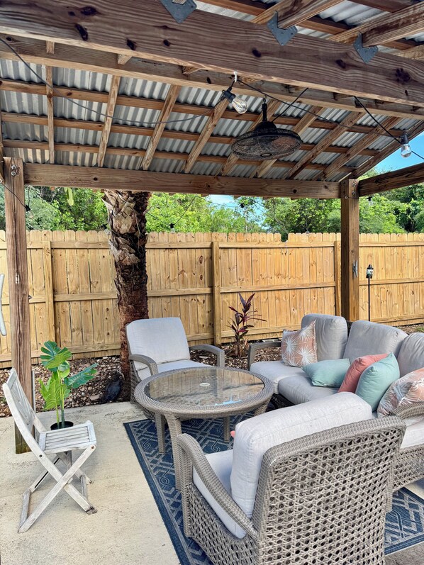 Terrace/patio - Family Friendly Home • Private Heated Pool • Near Beaches • Quiet Neighborhood (Melbourne)