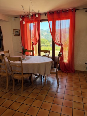 Dining - Villa for 8 people near the village center and the airfield. (Tallard)