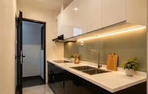 Private kitchen - Calm 2BR Apt | Big Balcony, Pool & Central (Đà Nẵng)