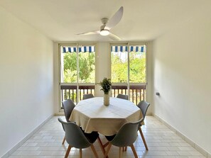 Dining - Jamara, Central and Comfortable (Saint-Gilles les Bains)