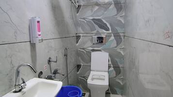 Ein Badezimmer mit Waschbecken, Toilette und Dusche.
