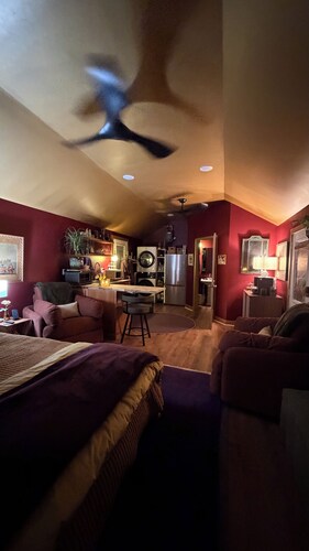 Garrison Hideaway:  1-bedroom cottage with AC tucked in the woods
