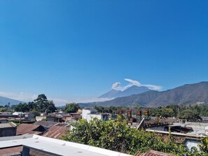 Un barrio residencial con casas y una montaña al fondo.