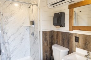A bathroom with a shower, toilet, and sink. - Cozy Black Hills Rustic Cabin Queen & Twin Trundle Heat AC WiFi Bathhouse Nearby (Piedmont)