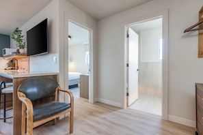 Un apartamento moderno con cocina, comedor y sala de estar.