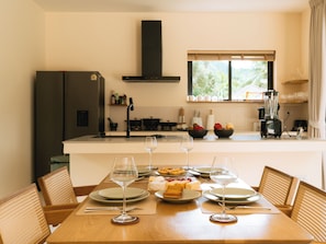 Private kitchen - Banyan Cove: 2 Story Saltwater Pool Villa & Sunken Lounge (Wat Madeau wan)