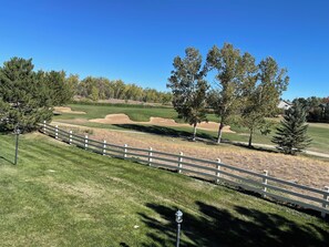 A golf course with a white fence, trees, and a clear blue sky. - SunDance Film Festival Travelers: Cosy 2-bedroom condo  in adorable Broomfield (Broomfield)