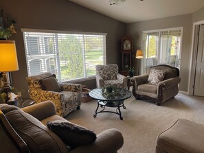 A living room with a sofa, armchairs, a coffee table, and a large window with blinds. - SunDance Film Festival Travelers: Cosy 2-bedroom condo  in adorable Broomfield (Broomfield)