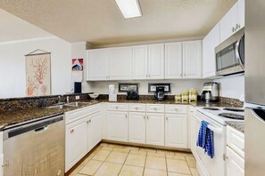 Private kitchen - Beachfront Resort Condo with Pools, Spa, Club House and Pickleball Court (Gulf Shores)