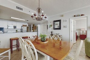 Dining - Beachfront Resort Condo with Pools, Spa, Club House and Pickleball Court (Gulf Shores)