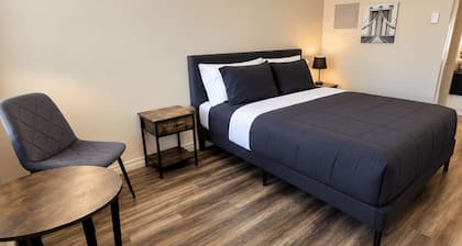Room with 1 Queen Bed