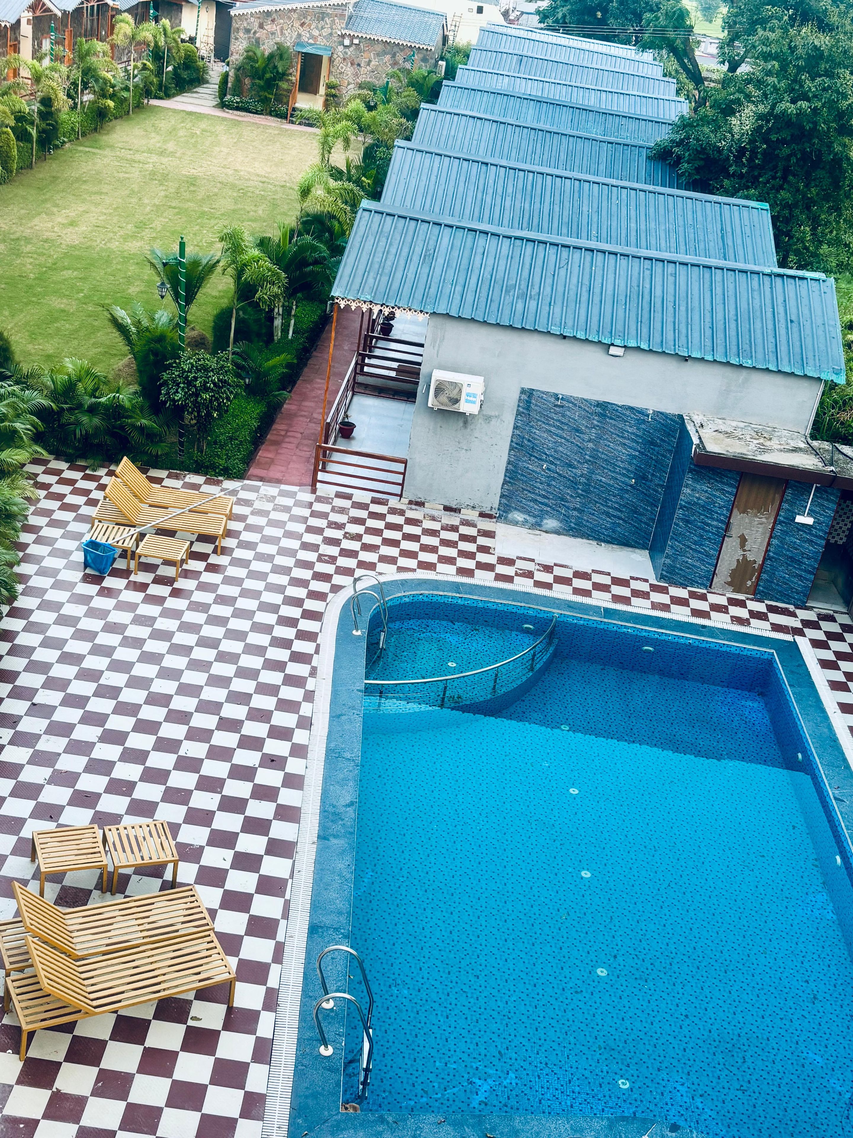 Indoor/outdoor pool