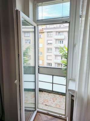 Interior - Cozy 6-guest entire apartment with balcony, close to the river and city center! (Hlavní město Praha)
