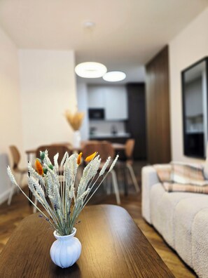 Living area - Cozy 6-guest entire apartment with balcony, close to the river and city center! (Hlavní město Praha)