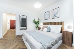 Room - Cozy 6-guest entire apartment with balcony, close to the river and city center! (Hlavní město Praha)