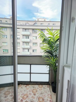 Interior - Cozy 6-guest entire apartment with balcony, close to the river and city center! (Hlavní město Praha)