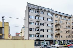 Exterior - Cozy 6-guest entire apartment with balcony, close to the river and city center! (Hlavní město Praha)