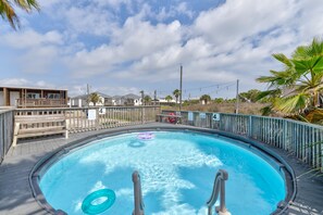Une piscine avec une terrasse en bois et un poste de surveillance pour les sauveteurs.