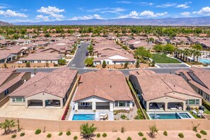 Área residencial com várias casas, uma rua central e área de piscina.