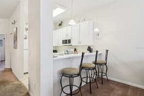 Private kitchen - Resort Spa, Pools & Splash Pad | Condo Near Disney (Davenport)