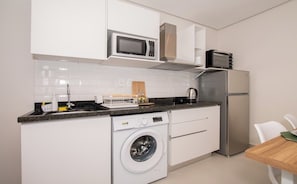 Kitchen counter and appliances - Stylish Hub Near Dining and Malls with Pool&Gym (Asunción)