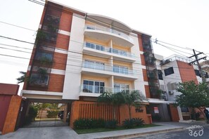 Building exterior - Pilar 1BR | Rooftop Pool, Balcony & Parking (Asunción)