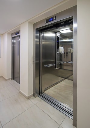 Building elevators - Remote Work Retreat, Balcony, BBQ, Pool & Gym (Asunción)