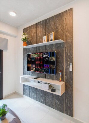 Living room smart TV - Modern 1BR | Pool, Kitchen & Easy Access (Fernando de la Mora)