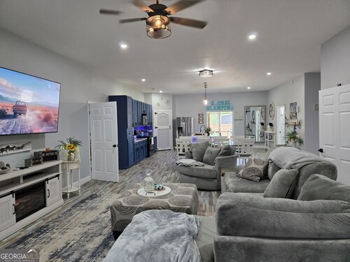 Spacious Country Retreat w/ Private Movie Theater