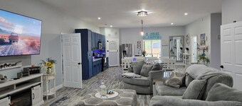 Spacious Country Retreat w/ Private Movie Theater