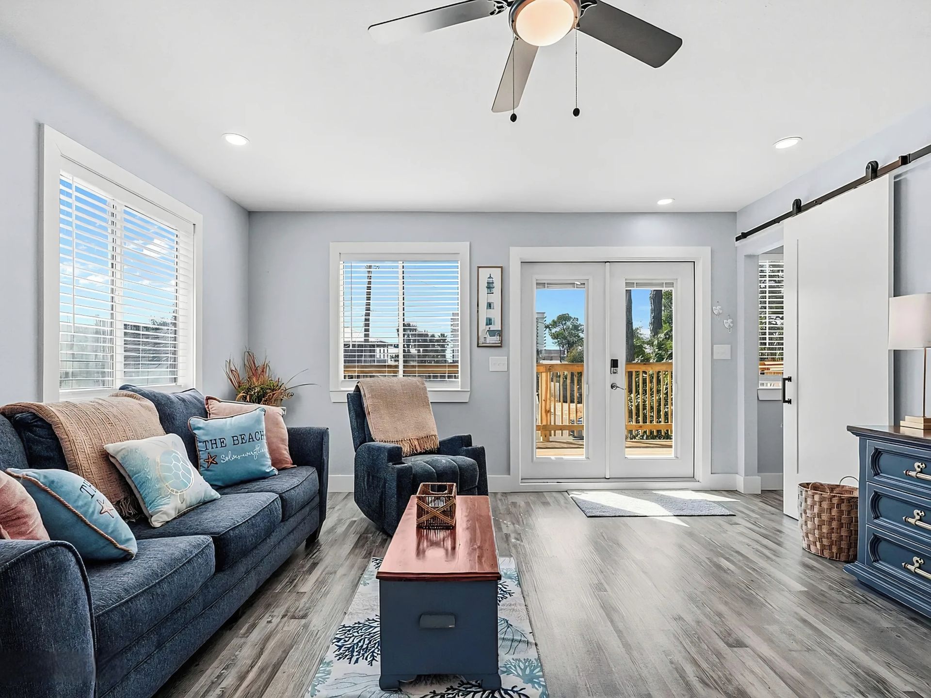 Biltmore Beach Coastal (2nd floor) living area with sofabed