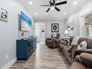 Biltmore Beach Bottom (1st floor) living area with sleeper sofa - Biltmore Beach Bottom: 4 blocks to the beach, pet-friendly | 5 beds 🏖️ (Panama City Beach)