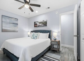 Biltmore Beach Bottom (1st floor) - 1st bedroom with king bed - Biltmore Beach Bottom: 4 blocks to the beach, pet-friendly | 5 beds 🏖️ (Panama City Beach)