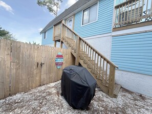 Grill in the side yard - Biltmore Beach Coastal: an ideal spot 4 blocks to the beach | 4 beds 🏖️ (Panama City Beach)