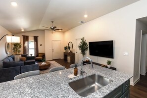 Interior - Maison Fleur - 3BR/2BA - Family Friendly (Lubbock)