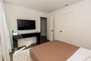 Room - Maison Fleur - 3BR/2BA - Family Friendly (Lubbock)