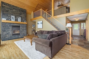 Living area - Fairway 17 | Golf | Hot Tub | Foosball | Ping-Pong (Windermere)