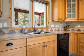 Private kitchen - Fairway 17 | Golf | Hot Tub | Foosball | Ping-Pong (Windermere)