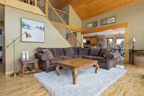 Living area - Fairway 17 | Golf | Hot Tub | Foosball | Ping-Pong (Windermere)