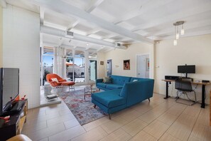 K0528 - Living Room Area - The Lucky Duck - Close to El Paseo (Palm Desert)