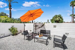 K0528 - Front are with umbrella - The Lucky Duck - Close to El Paseo (Palm Desert)
