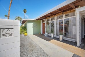 K0528 - Front Windows - The Lucky Duck - Close to El Paseo (Palm Desert)