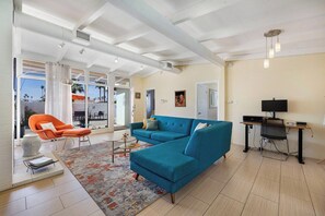 K0528 - Living Room to Bedrooms - The Lucky Duck - Close to El Paseo (Palm Desert)