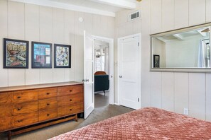 K0528 - Bedroom 2 TV - The Lucky Duck - Close to El Paseo (Palm Desert)