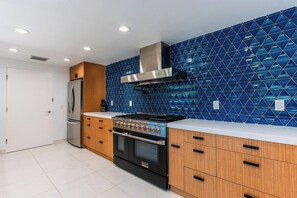 Kitchen Stove/Oven - Rancho Estates Retreat (Rancho Mirage)