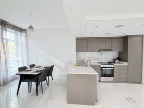 Private kitchen - Stylish Dubai Marina Retreat (Dubai)