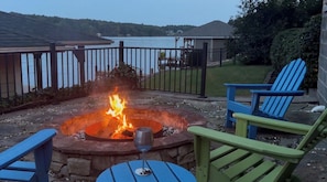 And when the sun goes down… this is where you'll want to be. 🔥 - Lakefront retreat with dock, kayaks & firepit (Albemarle)