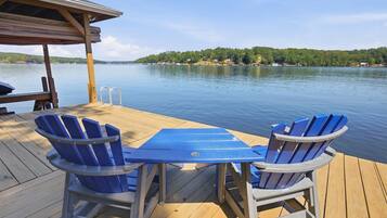 Morning coffee, afternoon drinks or a family game by the water—this might just become your favorite table.